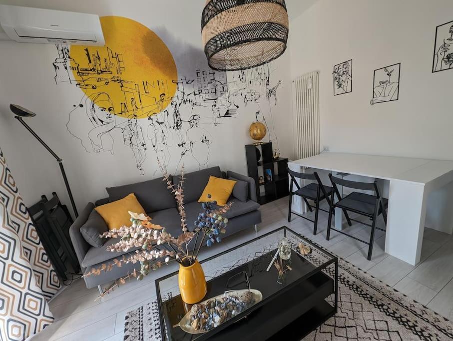 Bright Flat Just 10 Minutes From The City Centre โกโม ภายนอก รูปภาพ