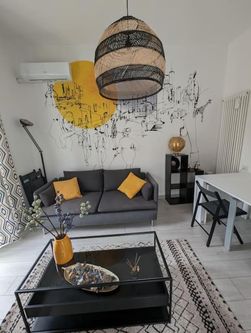 Bright Flat Just 10 Minutes From The City Centre โกโม ภายนอก รูปภาพ